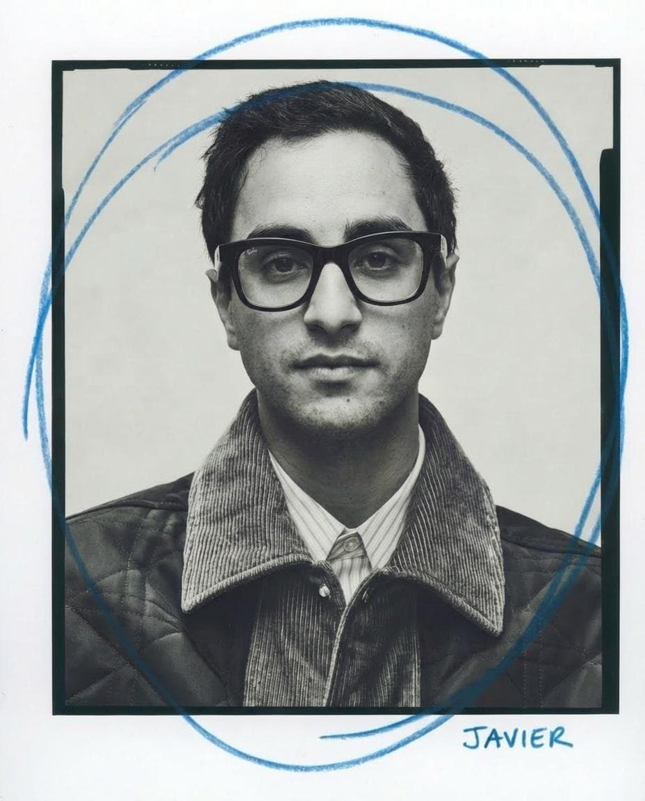 Black and white portrait of Javier Sáez Hurtado, founder of Convexify, with a hand-drawn blue circle